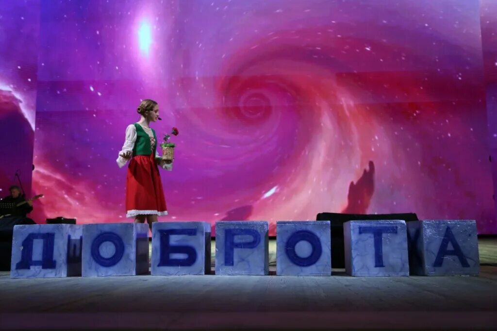 волгоград глазами ребенка. епархиальная елка волгоград 2024. елка аттракцион. рождественская елка 7 января цкз волгоград. праздник в кбр дети.