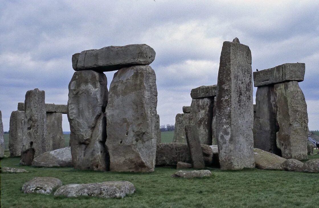 The famous stonehenge. Стоунхендж Грузия. Стоунхендж храм драконов. Ростовский Стоунхендж. Вазон Византия Стоунхендж.