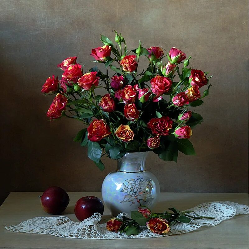Цветы в вазе. Натюрморт с букетом. Розы в вазе. Натюрморт с розами.