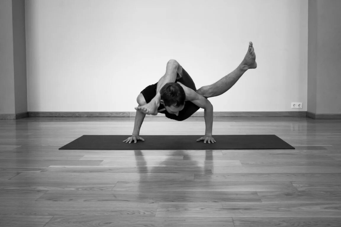 эка пада каундиниасана