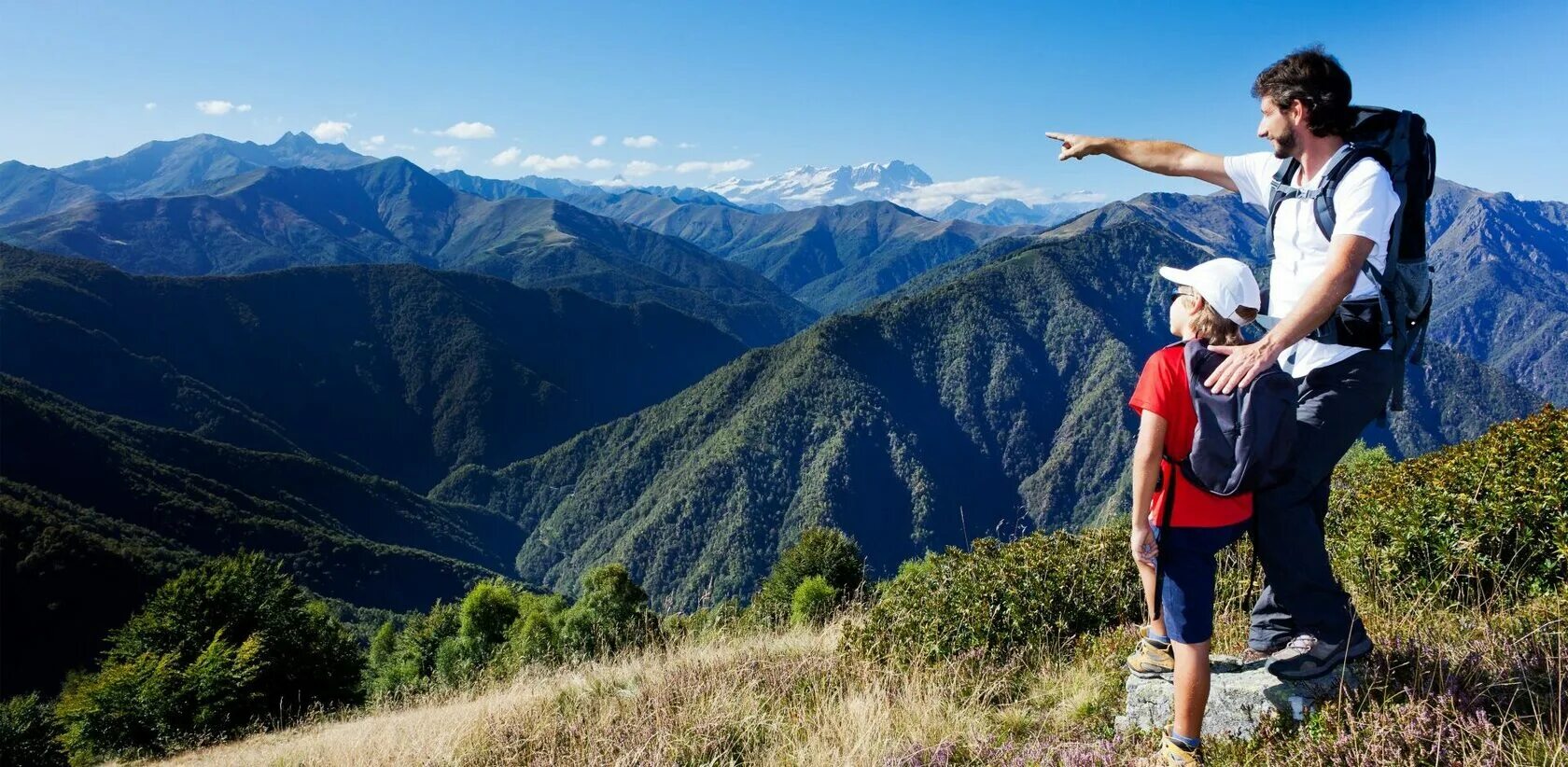 Mountain child. Счастливые туристы в горах. Путешествие в горы. Человек в горах. Поход в горы.