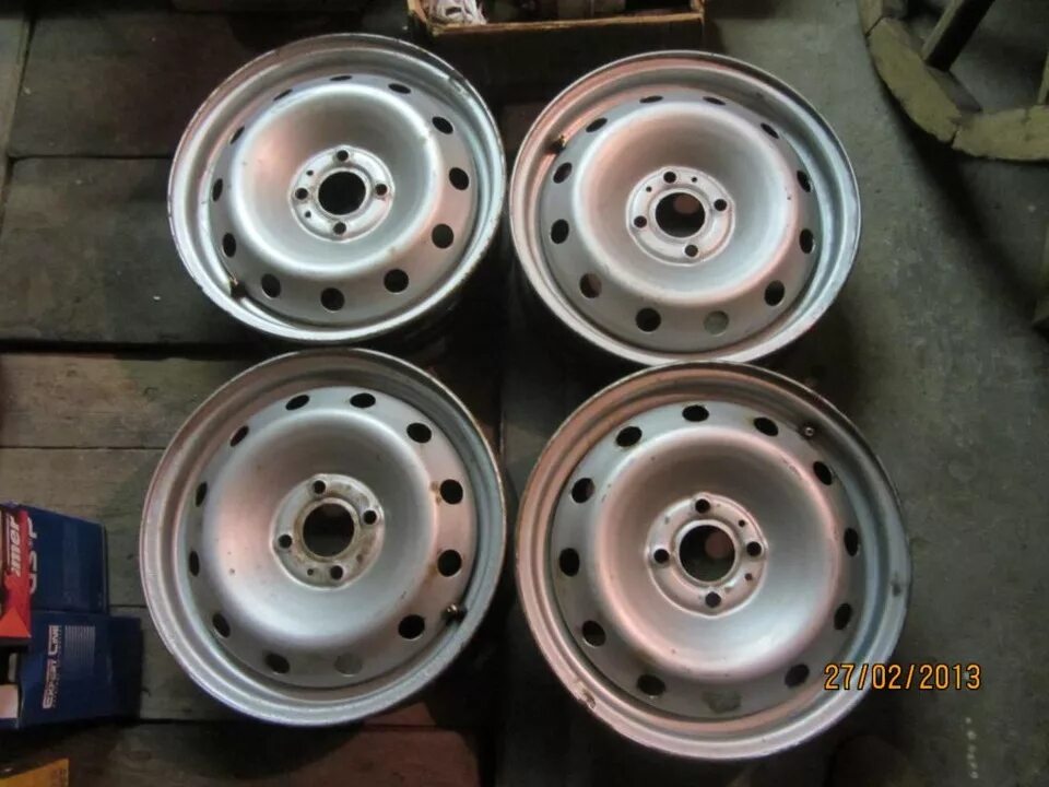 Диски на колесо рено мастер 2. Штампованные диски r15 на рено логан 2. Диски р14 рено логан. Диск на рено логан r14. Штампованные диски r14 renault logan.