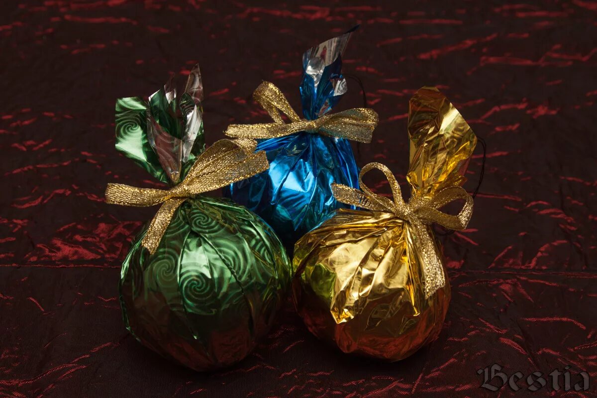 Елка с конфетами. Фольгированная бумага для упаковки шоколада. Цветная фольга для конфет. Как сделать конфету из фольги. Конфета игрушка на елку.