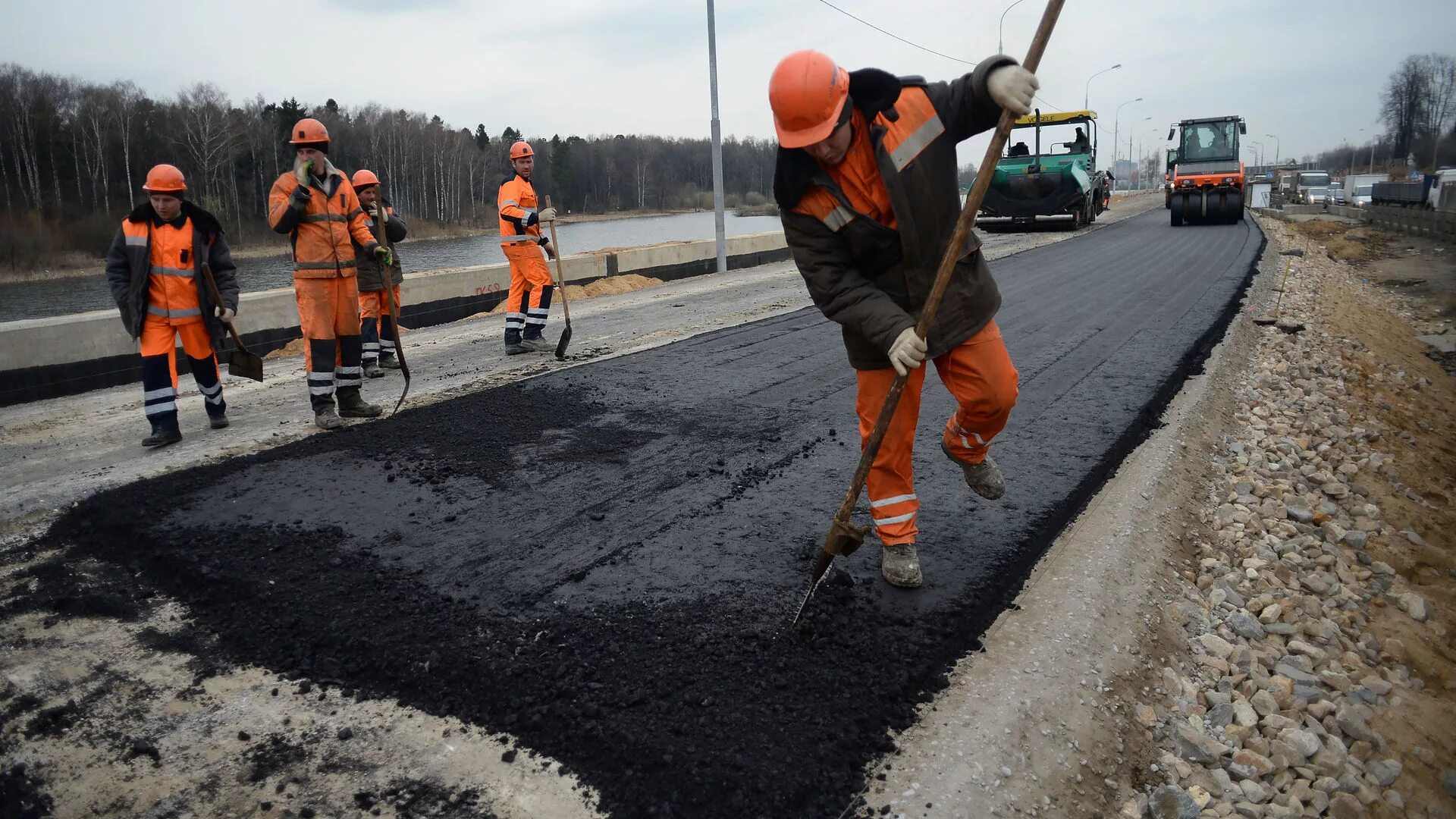 Дорожное строительство автомобильных дорог. Дорожные работы. Дорожный Строитель. Дорожный рабочий. Реконструкция автомобильной дороги.