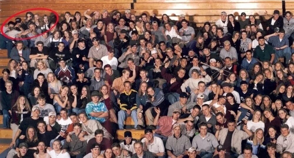 Колумбайн 1999 эрик и дилан. Массовое убийство в школе columbine. 7 апреля 1999 года. Колумбайн 1999 дилан клиболд. Школе "колумбайн" в сша в 1999.