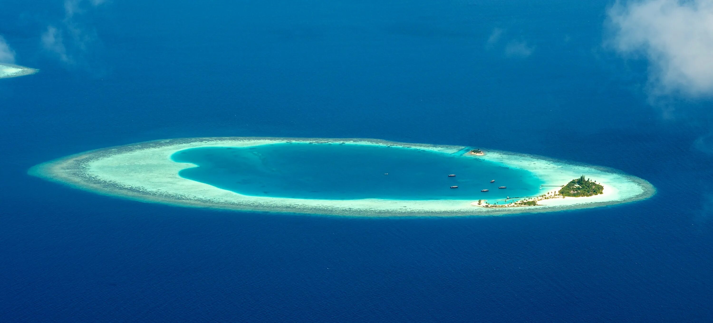 Атолл в тихом океане. Коралловые Атоллы Мальдивы. Атолл коралловый остров. Остров Атолл Дюси.