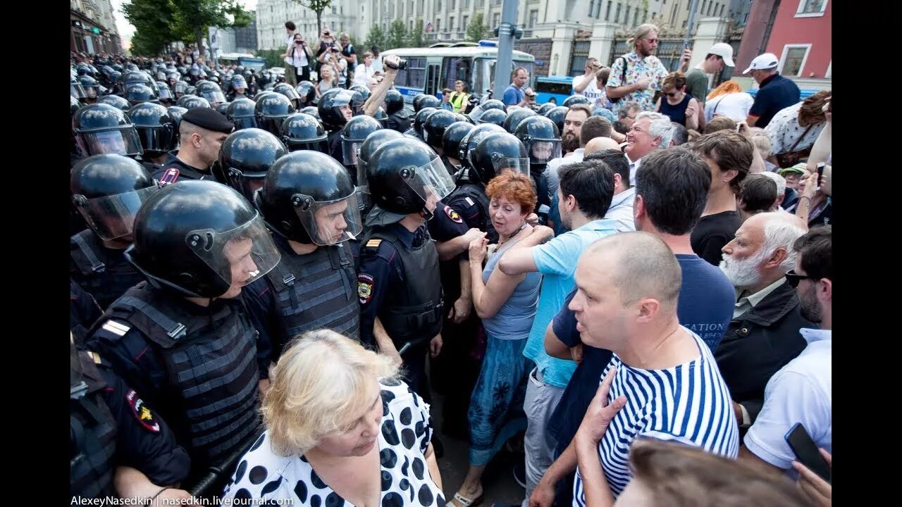 Митинг 27 июля 2019 в Москве. Толпа полиции. Митингующие в Москве. Митинги в Москве 2019. Уличный митинг