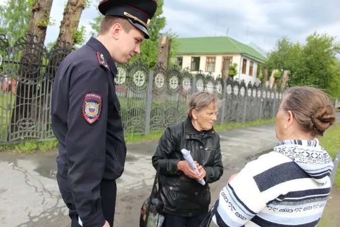 Тавда полиция. Беседа с гражданами. Беседа участкового с гражданами. Сотрудники полиции Тавда. Беседа с участковым