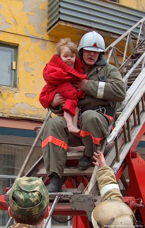 Вынес из пожара. Пожарный спасает ребенка. Пожарные спасают людей.