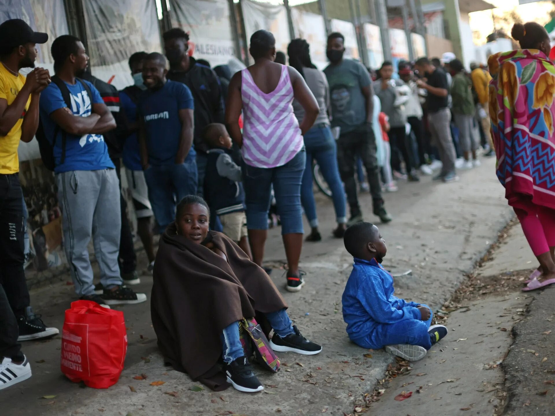 На гаити едят людей. Гаити мигранты. Детская проституция на Гаити. Миграция людей кубинцев. Беженцы в Гаити мом.