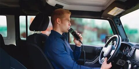 Водитель автомобиля начал
