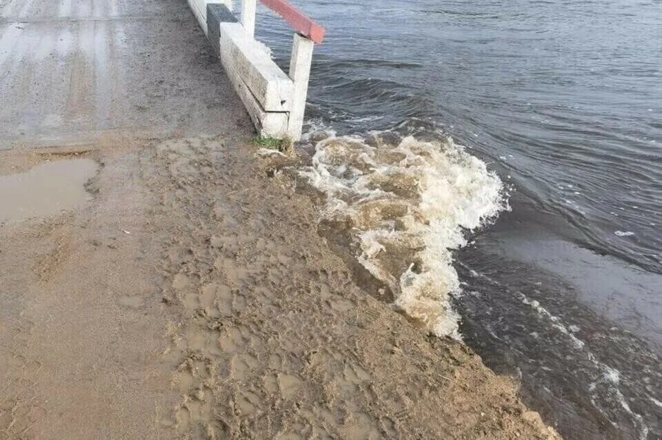 Вода выходит с реки. Загрязненные реки Забайкалья. Дожди в Краснодарском крае. Подъем реки подтопление участок. Уровень воды.