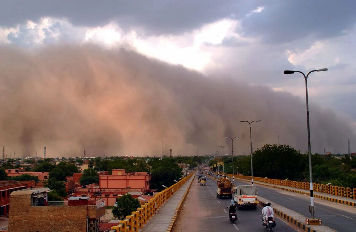 Пыльный город где то. Буря грозовые, песчаные. Песчаная буря в Турции. Пыльная буря в Индии. Надвигается Песчаная буря.