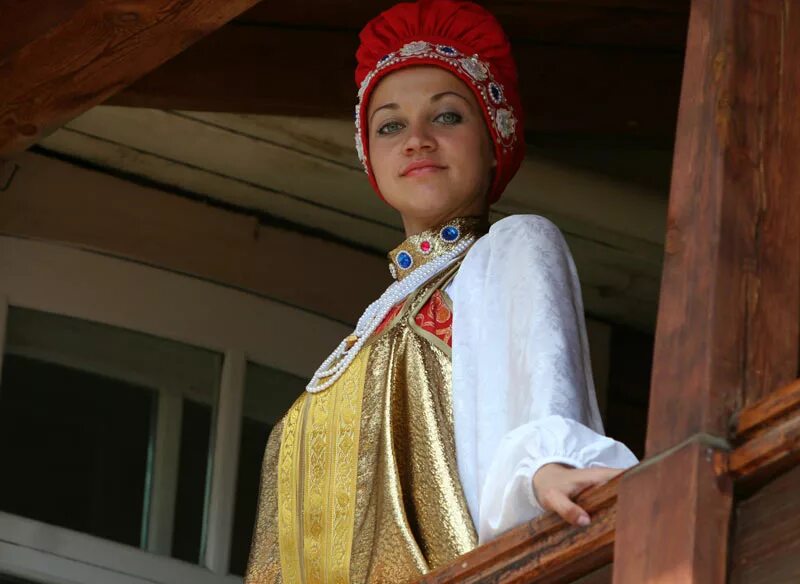 Девушка с коромыслом. Красивая крестьянка. Русск бабы. Деревенские девушки. Русск бабы.