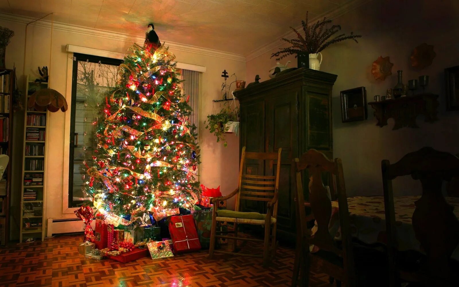 Посреди стояла красивая елка. Новогодняя елка. Новогодняя комната. Красивая Новогодняя елка. Новогодняя комната с елкой.