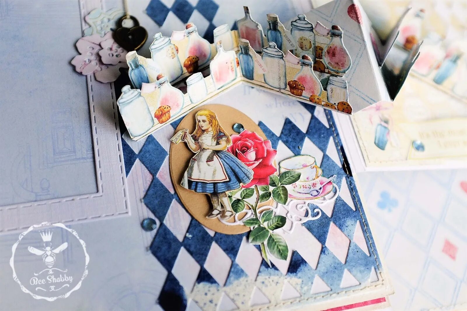 Поделки из бумаги. Как алиса как сделать подарок. Поделки на тему алиса в стране чудес. Алиса поделку на новый. Как алиса как сделать подарок.