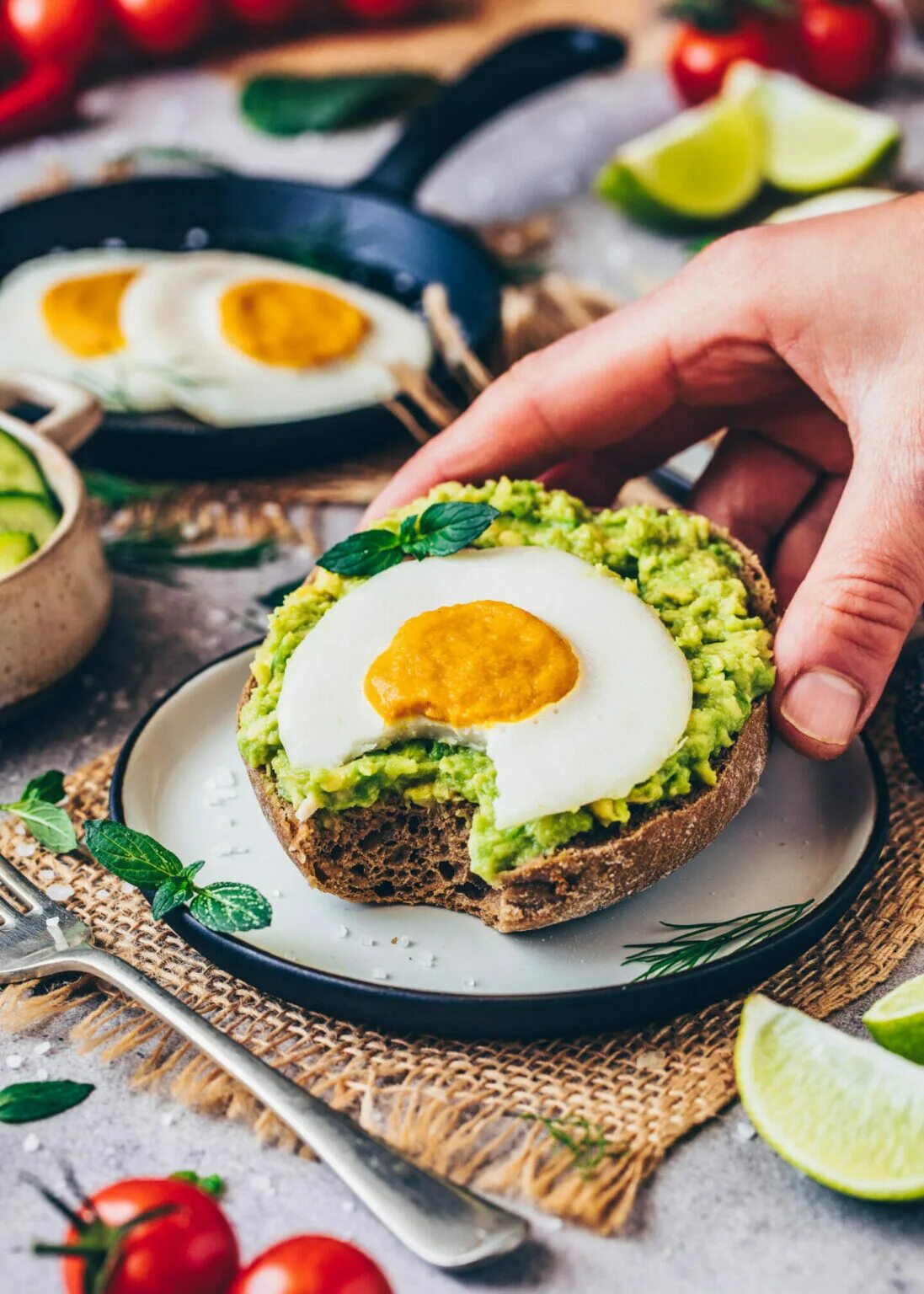 Веганская яичница. Веганское яйцо. Яичница в Лондоне. Fried Eggs на красивой тарелке. Вегетарианец есть яйца