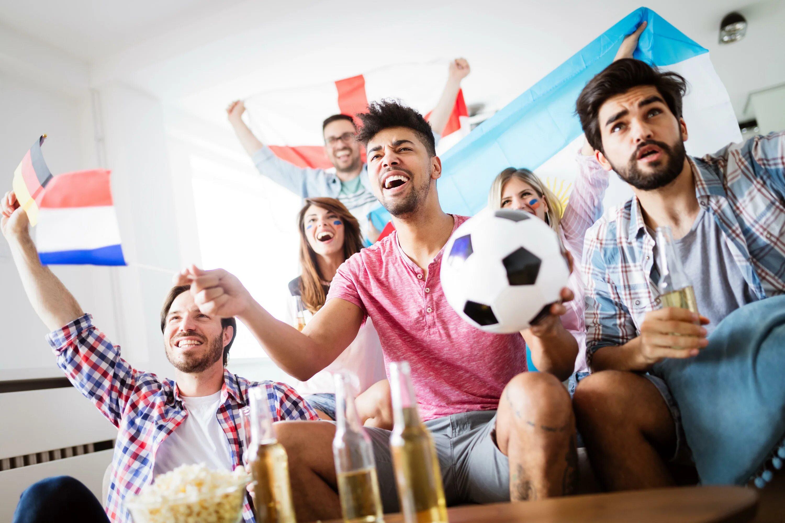 Звезды смотрят футбол. Празднование Сток фото. Group watching Football. Смотрят футбол на улице. Смотрит футбол в офисе фото.