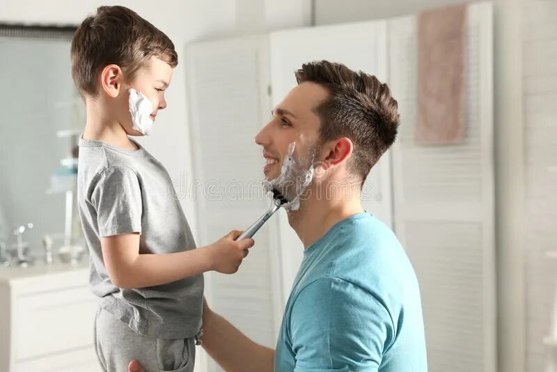 Бреется сын и папа реклама. Отец и сын Бреются. Сын бреет маме. Отец бреет сына фото. Брею сыну видео