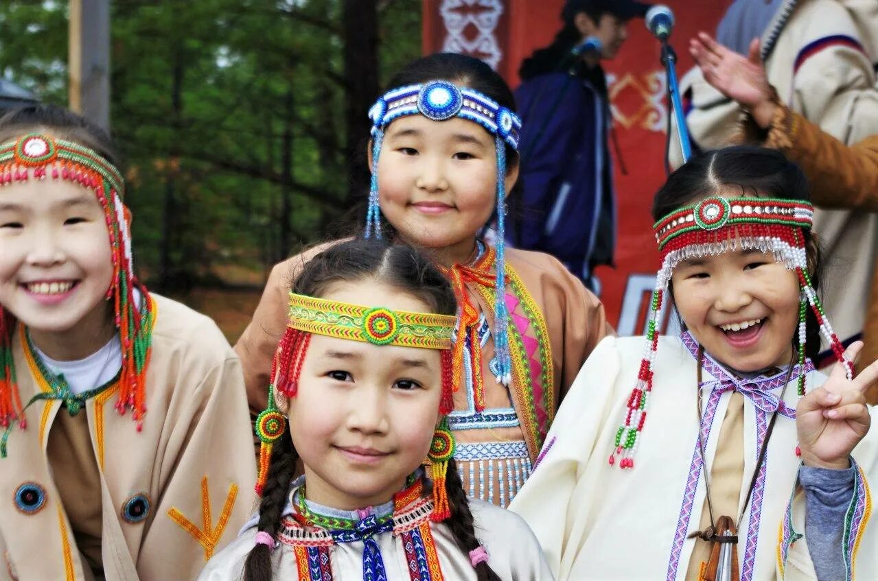 Коренные жители якутии якуты. Языки республики саха. Якутский язык письменность. Якутские прописные буквы. Саха-корейская школа якутск официальный сайт.