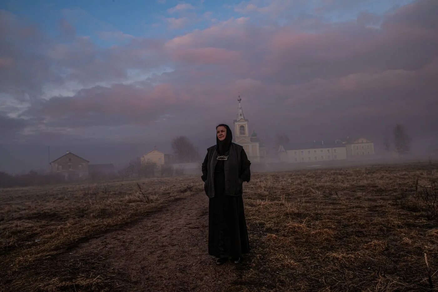 Вдали стали. Православный монах. Христианское монашество. Смирение и покаяние. Монахи в монастыре.