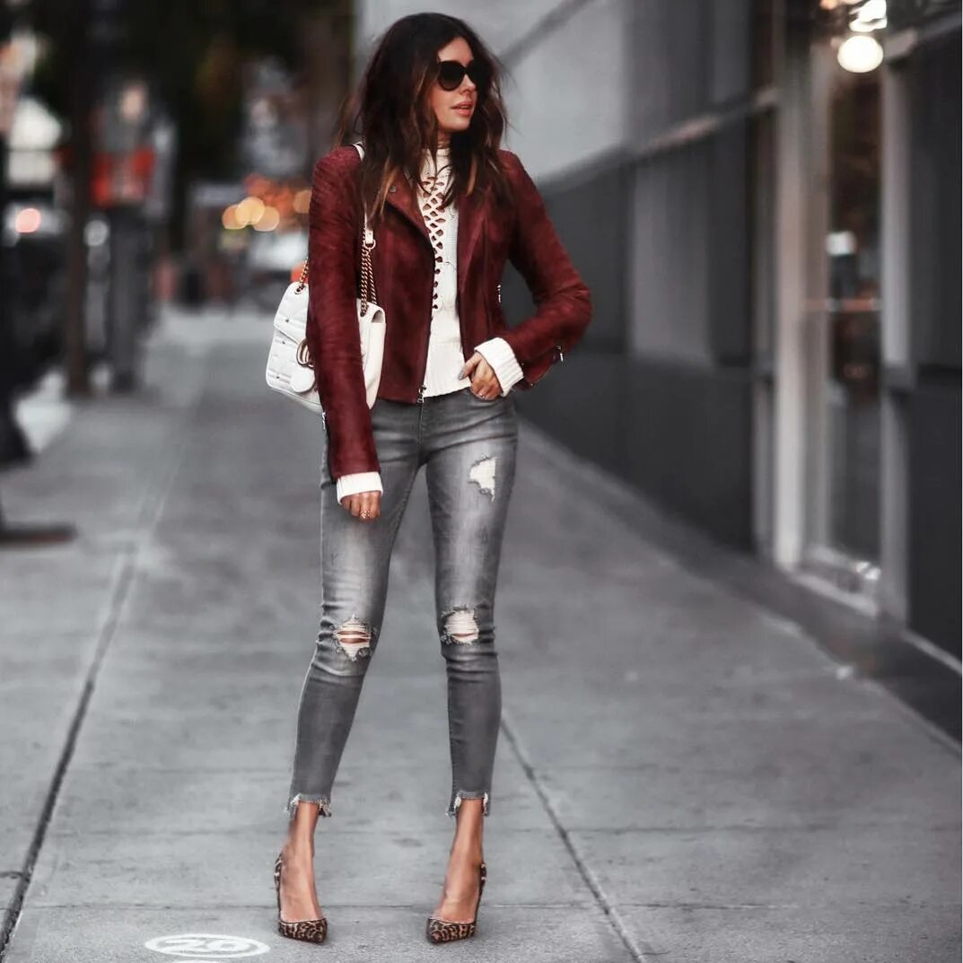 Кожанки косухи 2022. Укороченная косуха. С чем сочетать кожаную. Короткая кожанка 2022. Стильные образы.