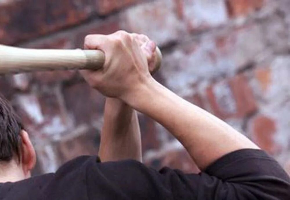 Мужской кулак. Угрожает ударить. Угрожает ударить. Мужской кулак. Угрожает ударить.