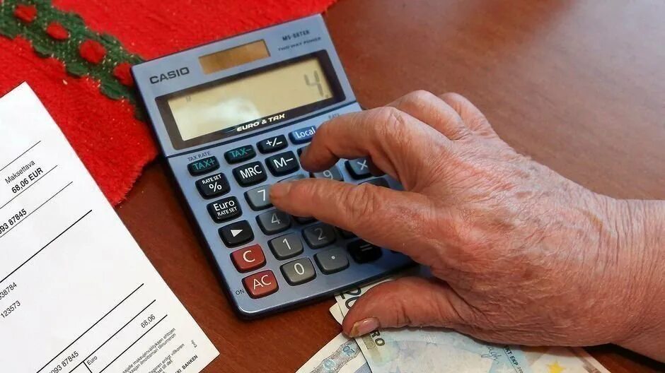 Пенсия в Узбекистане. Пенсионер с калькулятором. Пенсионеры долги. Пенсионеры Узбекистана.