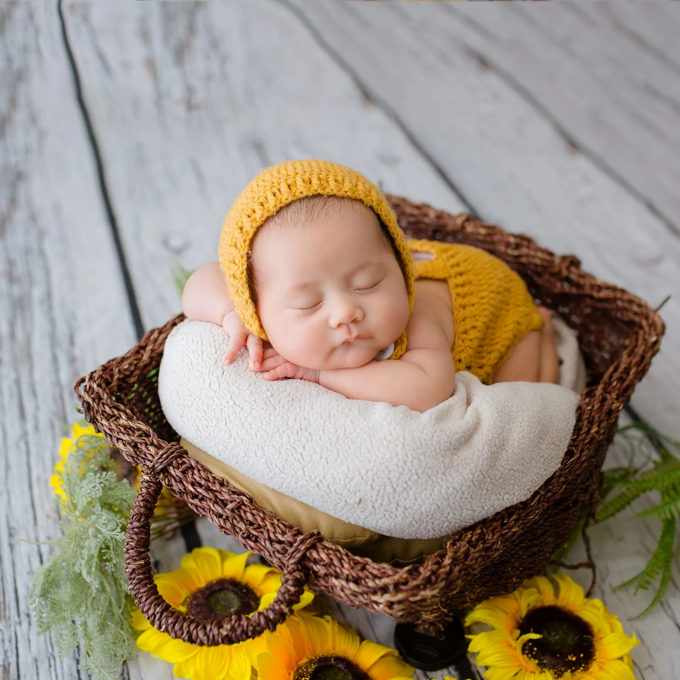 Baby and yellow. Новорожденный в подсолнухах. The Baby in Yellow малыш. Фотосессия с подсолнухами новорожденного. Дети Новорожденные с подсолнухами.