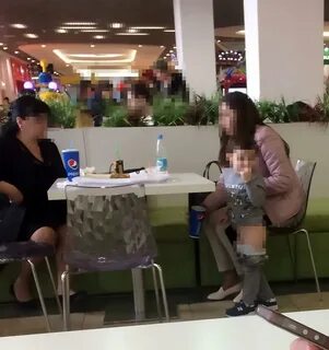 Писает в стакан
