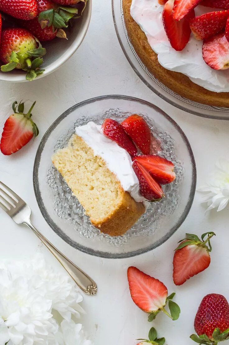 Клубника миндаль. Macerated Strawberries. Lemon Cake Vegan. «Cheat’s Cheesecake with macerated Strawberries.. This is some Cake on a Plate.