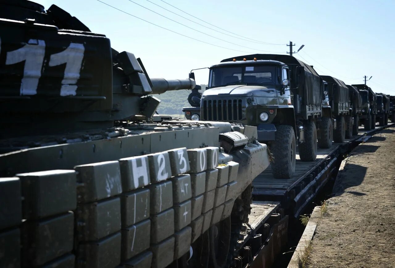 Эшелоны военной техники в Беларуси. Эшелоны с военной техникой в Белоруссии. Транспортные войска. Погрузка техники на эшелон. Военно транспортные войска