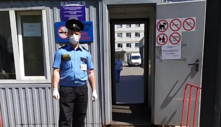 Работа охранником больницы. Работа охранником больницы. Пост охраны в больнице. Охранник в больнице. Работа охранником больницы.