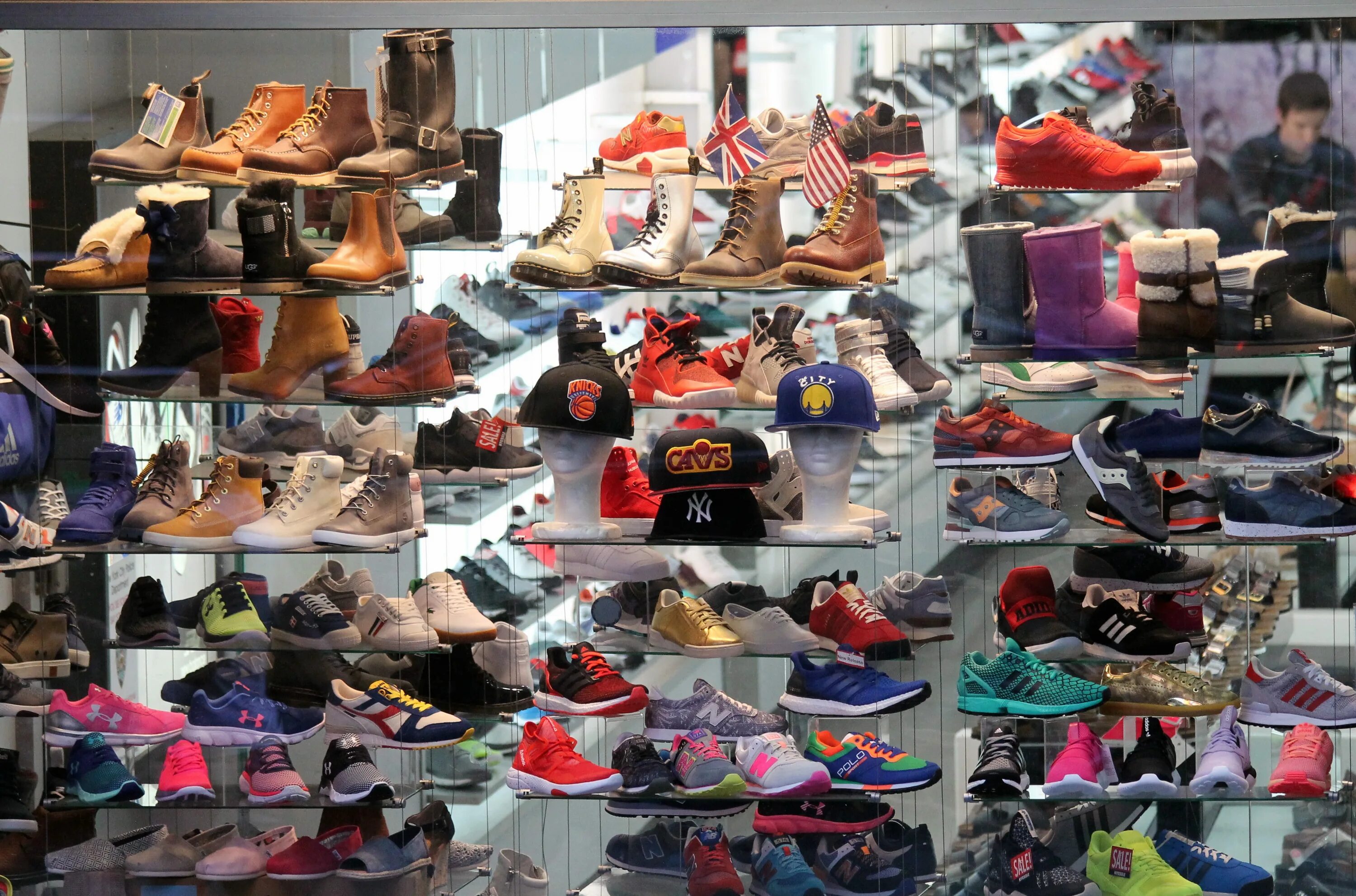 Специализированные магазины одежды обуви. Рынок обуви. Одежда и обувь. Базар обуви. Магазин обуви.