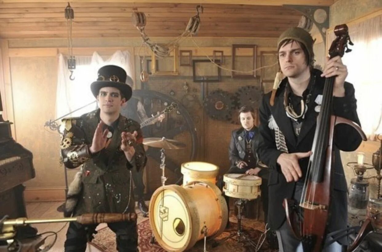 Panic at the disco клипы. Panic at the disco клипы. Паник эт зе диско. Panic at the disco клипы. Группа panic! at the disco.