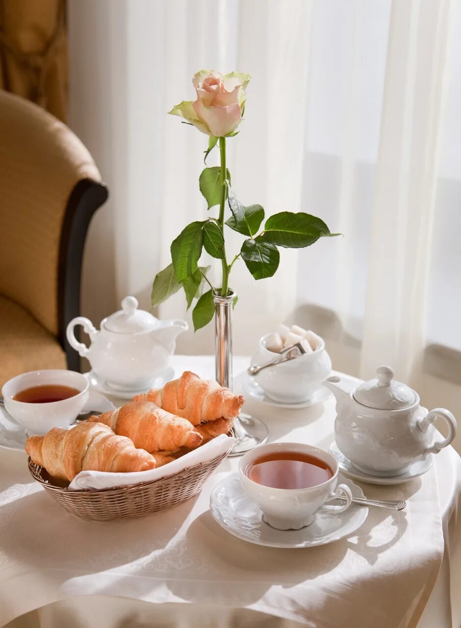 Доброе утро завтрак. Завтрак с цветами. Утреннее чаепитие. Уютное чаепитие.
