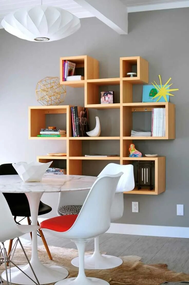 Полки в интерьере. Полки над компьютерным столом. Навесная полка над письменным столом. Полочки над столом. Полки над письменным столом.
