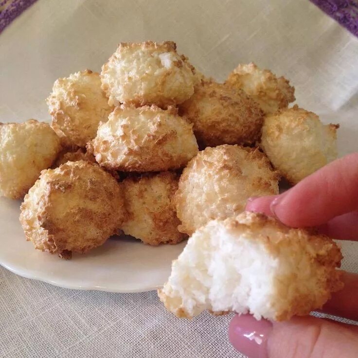 Печенье из кокоса. Печенье с кокосовой стружкой. Кокосовое печенье из кокосовой стружки. Кокосанка печенье рецепт. Печенье с кокосом.