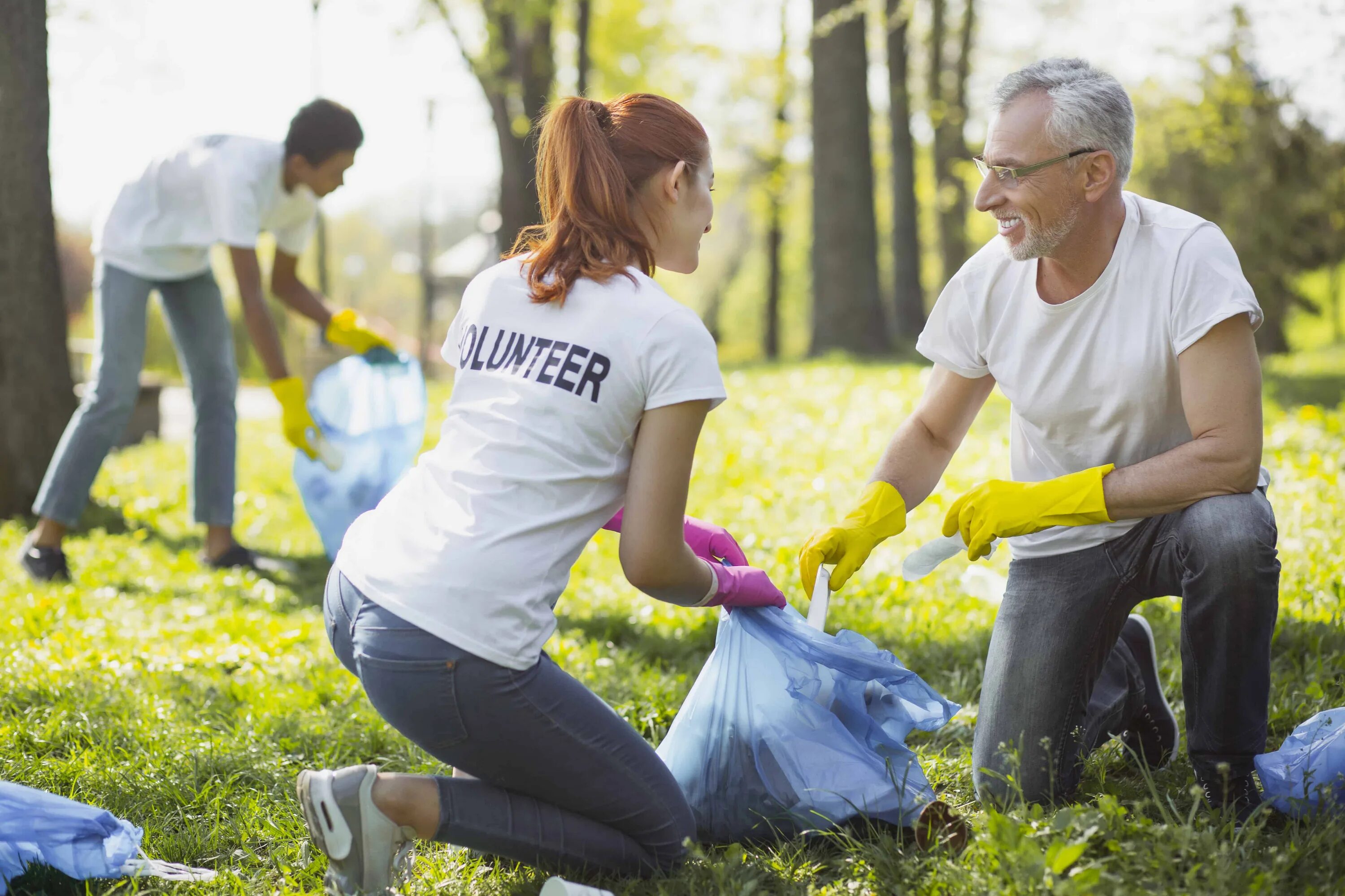 Non public. Волонтеры помогают природе. Non profit. Волонтер парень и женщина фото. Help ecology.