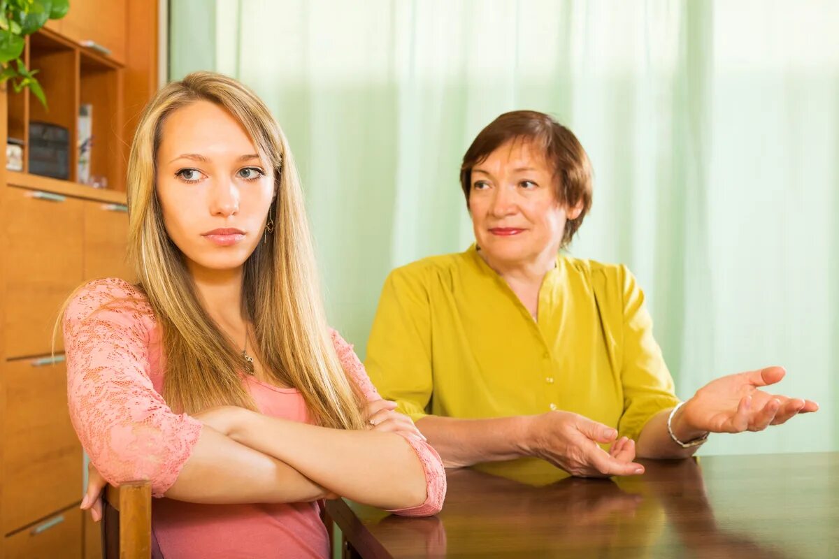 Свекровь и невестка пьют чай. Бабушка с деньгами. Бабулька с деньгами. Дать деньги свекрови. Дать деньги свекрови.