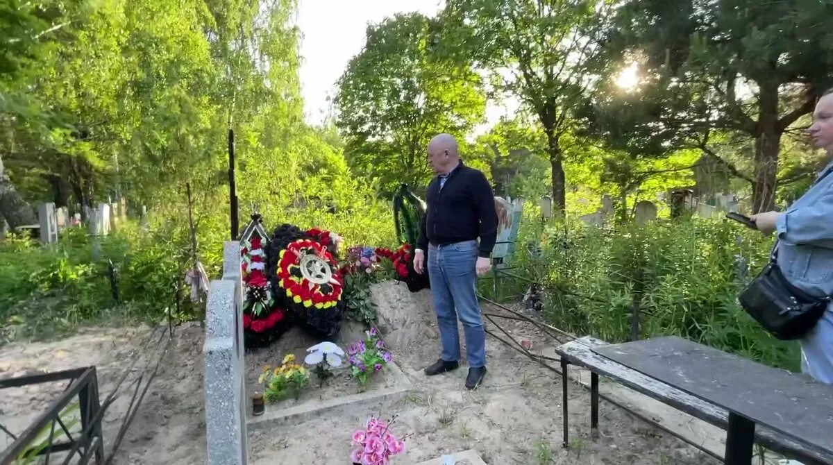 Пригожин и мертвые бойцы. Пригожин передал автомобиль семье бойца Вагнер.