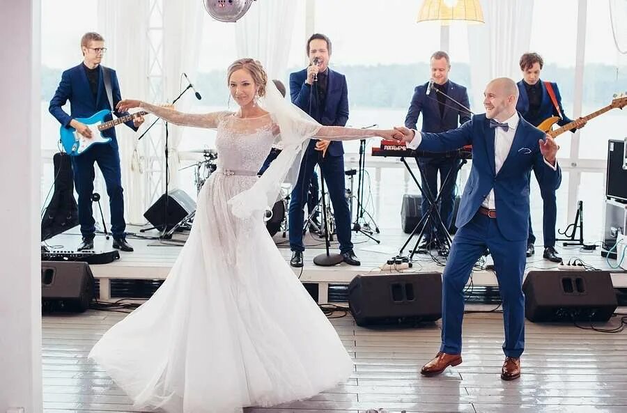 Свадьба музы. Пение на свадьбе. Свадьба пела и плясала. Невеста поет на свадьбе. Картинка свадьба поют.