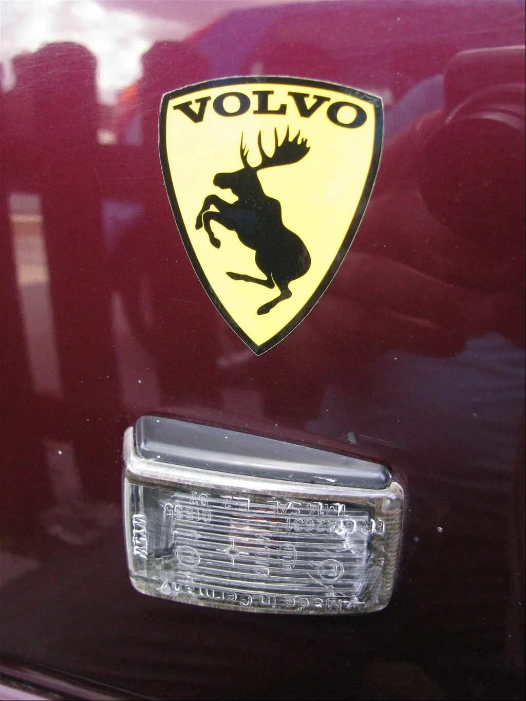 Вольво лось. Volvo значок Лось. Вольво 940 шильдик Лось на машине. Volvo олень. Значок Volvo с оленем.