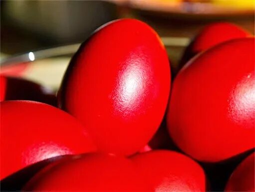 Красные яйца на Пасху. Красное яйцо. Яйца крашенные красные. Пасхальное яйцо красного цвета.