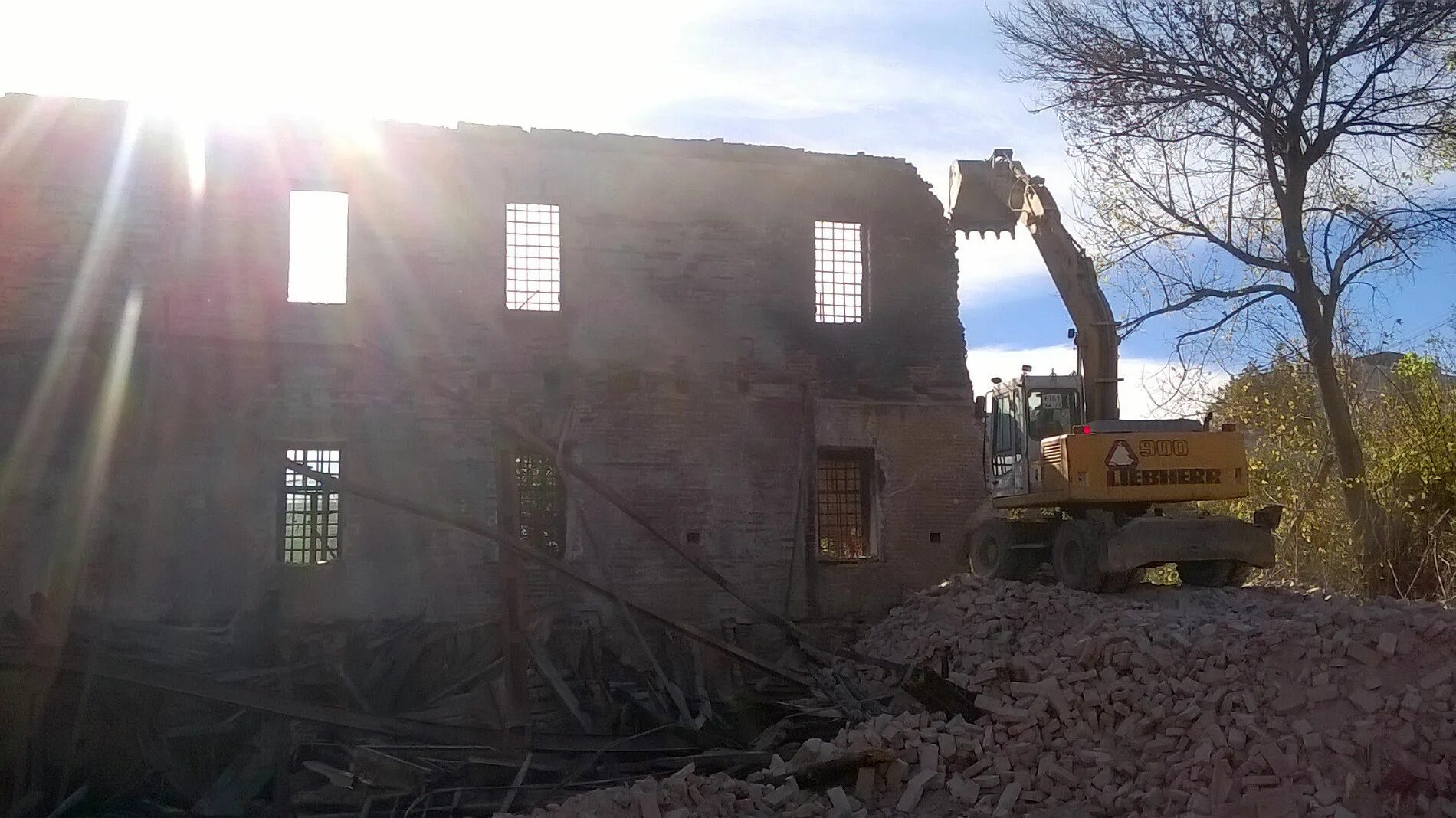 Самострой фото девушки. Краснодар снос. Самострой в краснодарском крае. Незаконные постройки. Снос кафе.