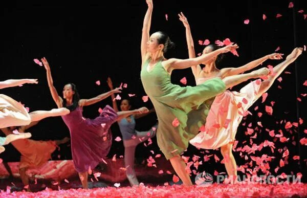 Цветочные танцы где. Танец с цветами. Танец в цветах. Танец из цветов. Цветочные танцы в stradivaly.