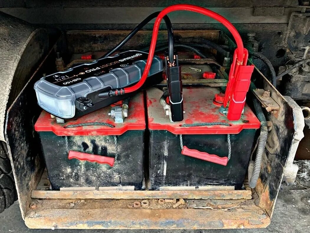 Прикурить аккумулятор 24 вольта. Как подключить провода прикуривателя аккумулятора. Можно ли прикурить 24 вольта от 12. Прикурить аккумулятор 24 вольта. Схема прикуривания аккумулятора от аккумулятора 24 вольта.