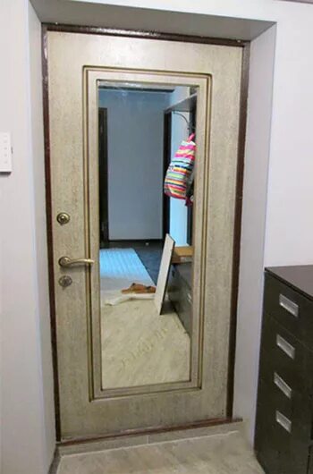 Зеркало на дверь с глазком. Входная дверь зеркало. Входные двери с зеркалом внутри. Зеркало на дверь. Стальные двери с зеркалом.