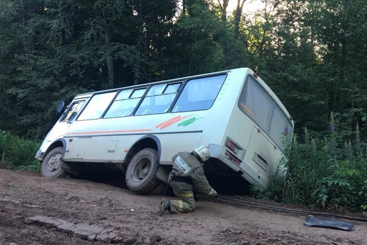 Автобус в кювет. Автобус в кювете. Автобус в канаве.