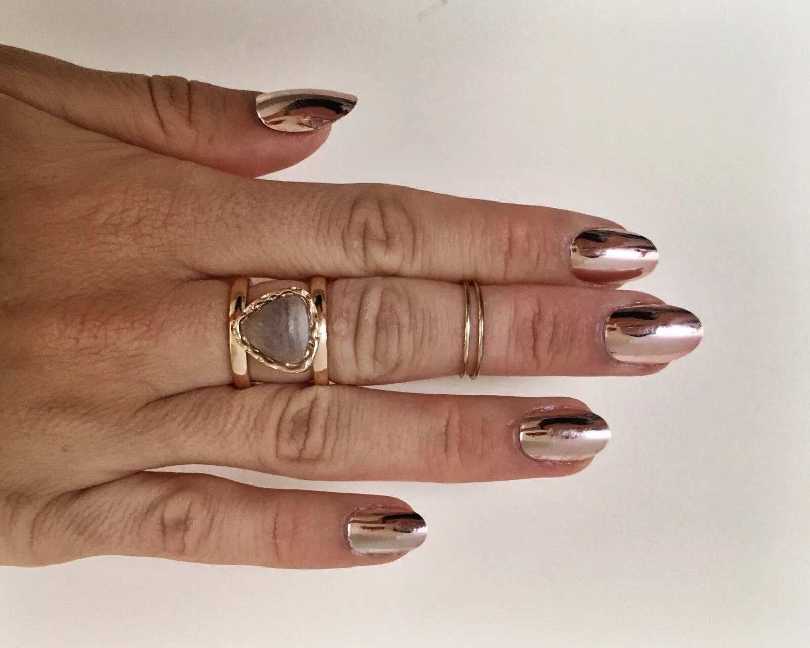 зеркальные ногти. ногти бронза. золотой лак для ногтей. медно золотистый маникюр. ногти бронза.